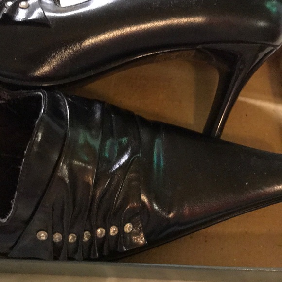 Vintage Black Pointed Ruffles with Gems Shoes - Picture 2 of 9